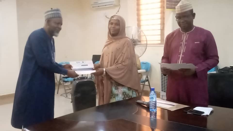 Award of Certificate for Participation to Accountant